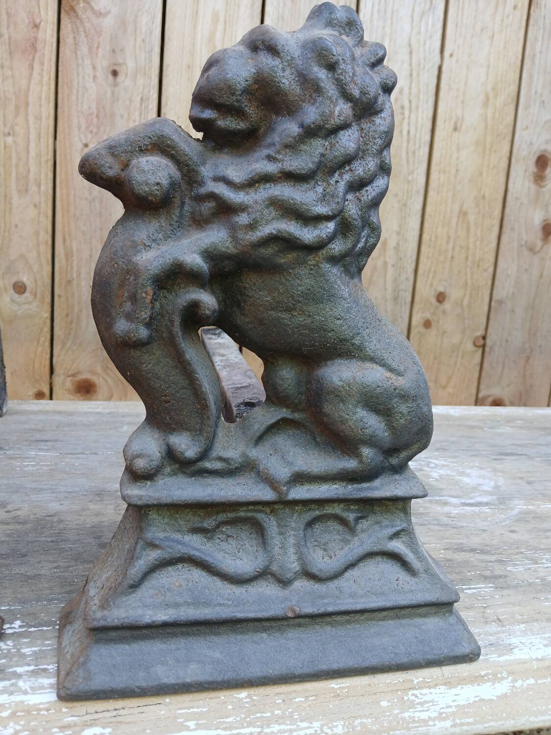 Paire de chenets lions en fonte