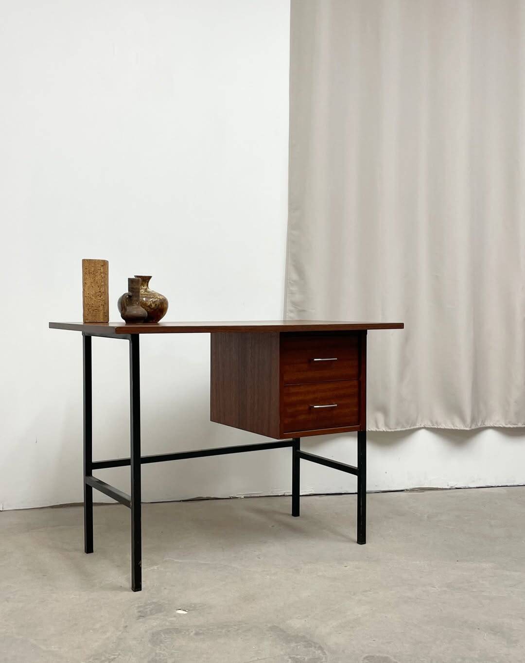 Bureau moderniste en bois et métal