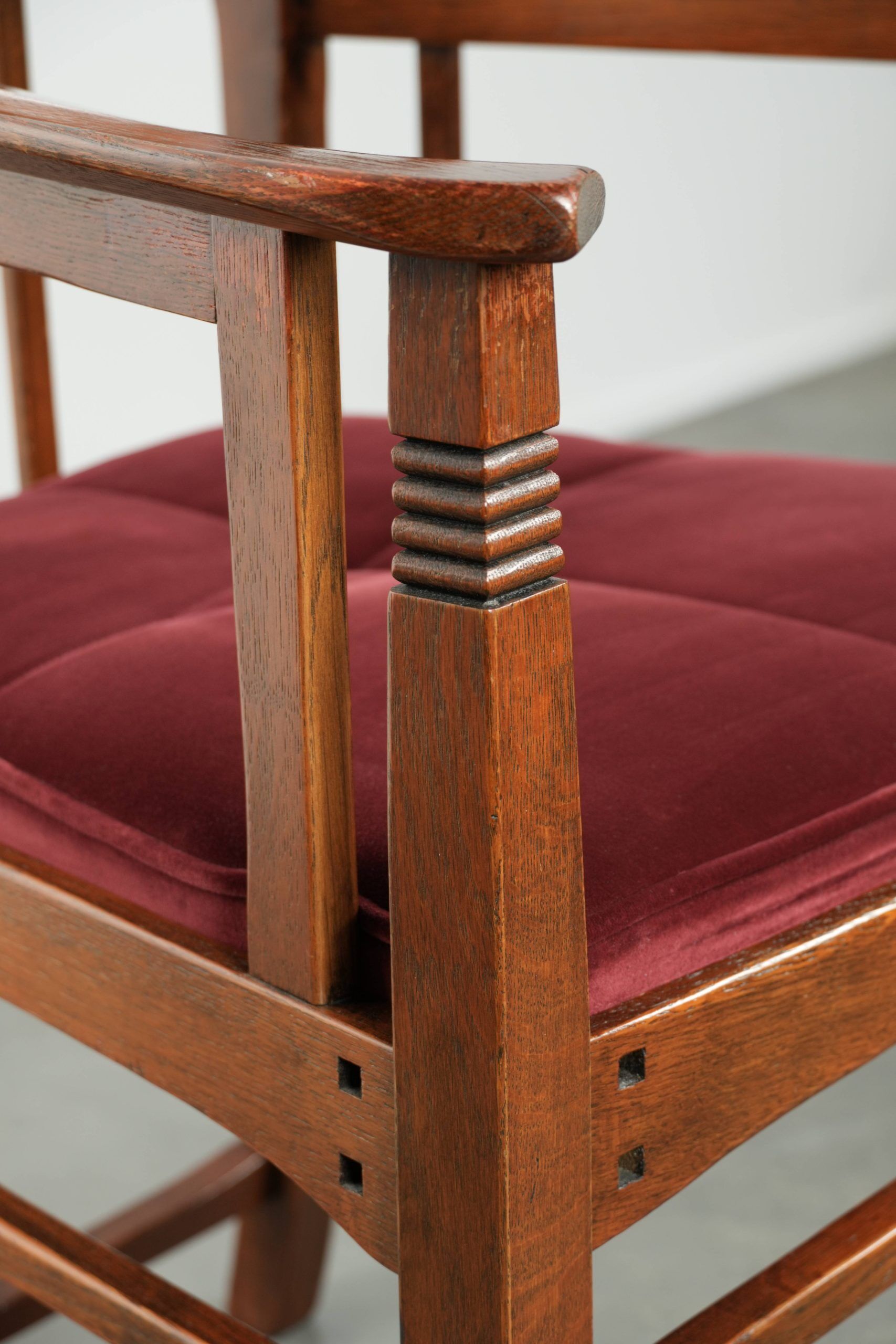 Chaise de salle à manger design Art Nouveau / Jugendstil avec revêtement en tissu rouge.