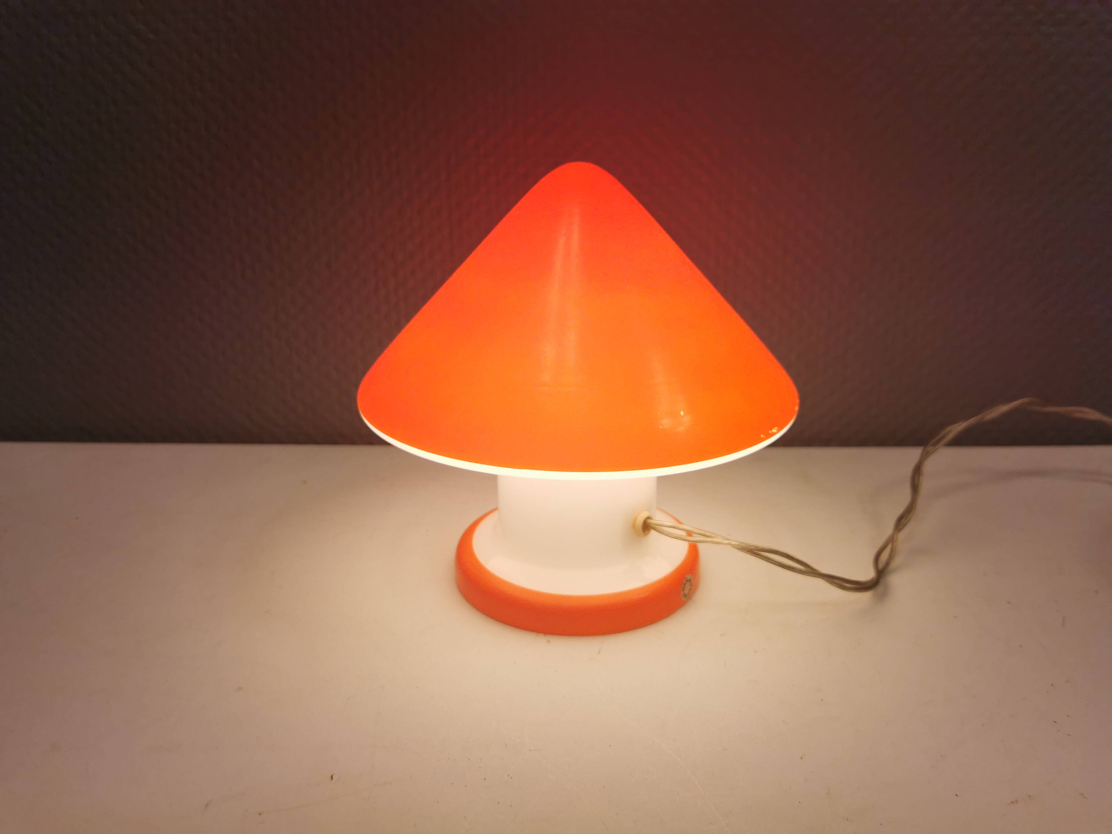 Beautiful Swedish mushroom-shaped table lamps in red and white glass. Estimated 1970s.
