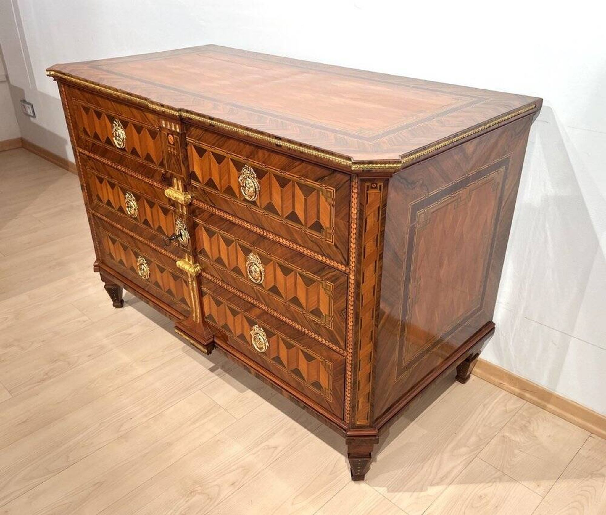 Commode autrichienne Louis XVI en placage de noyer avec incrustations et dorure, années 1790.