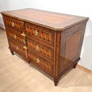Commode autrichienne Louis XVI en placage de noyer avec incrustations et dorure, années 1790.