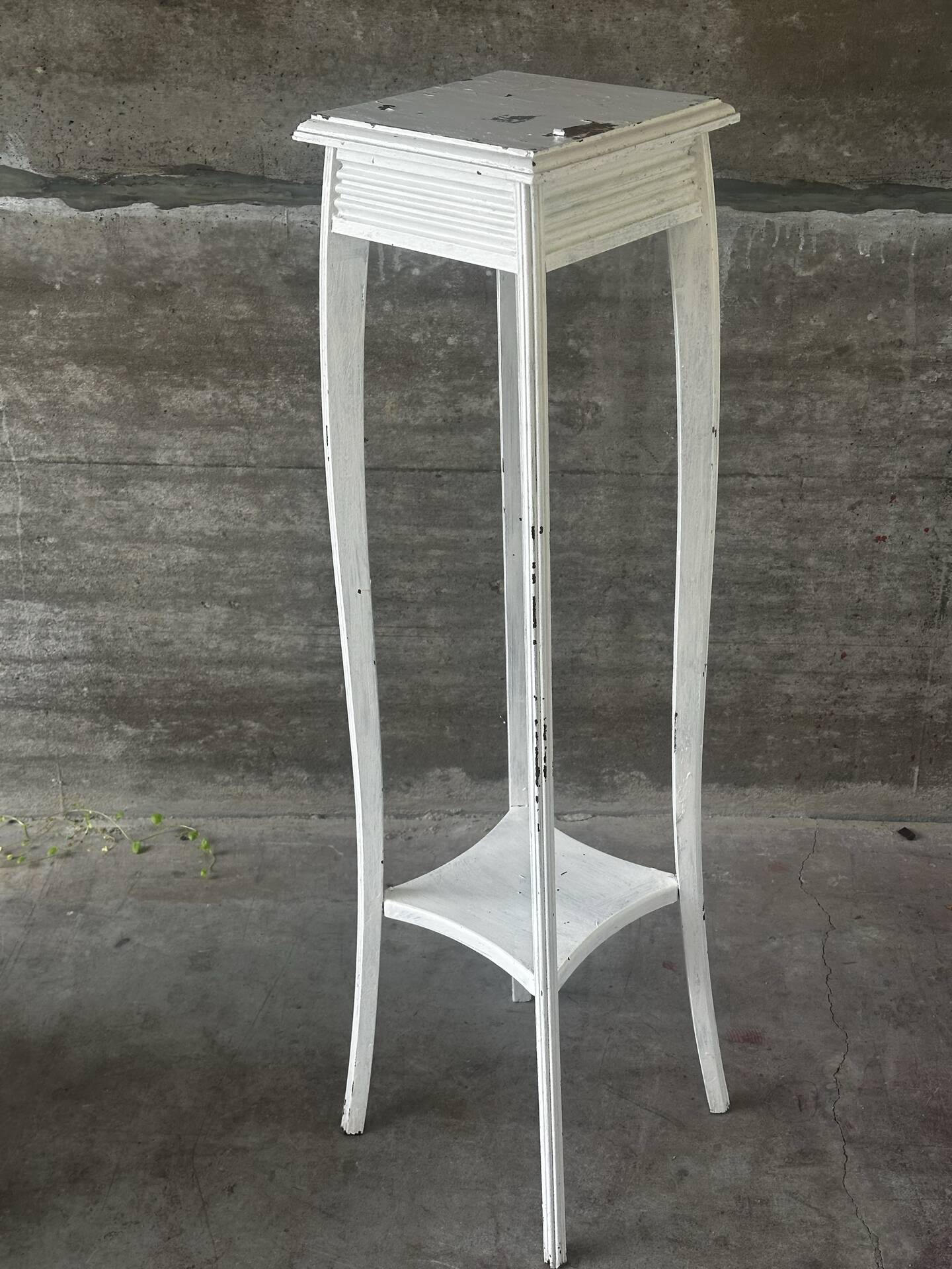 Sellette ancienne en bois peint blanc – H 110 cm