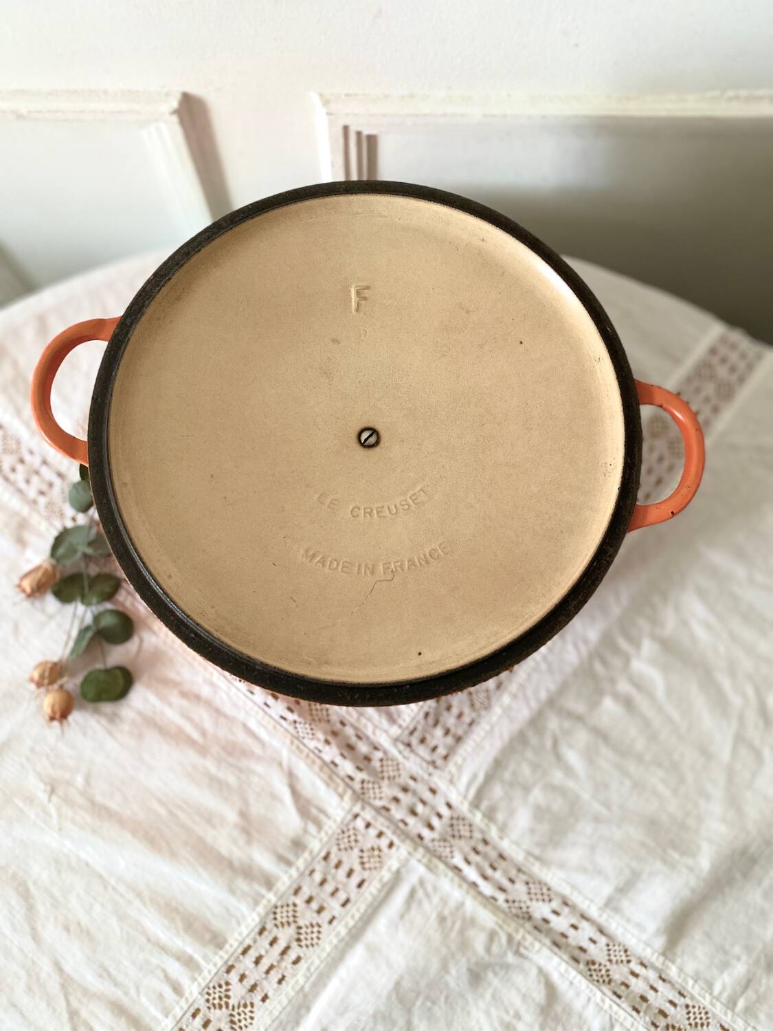 Le Creuset casserole dish in round enameled cast iron 26cm 4 L vintage orange