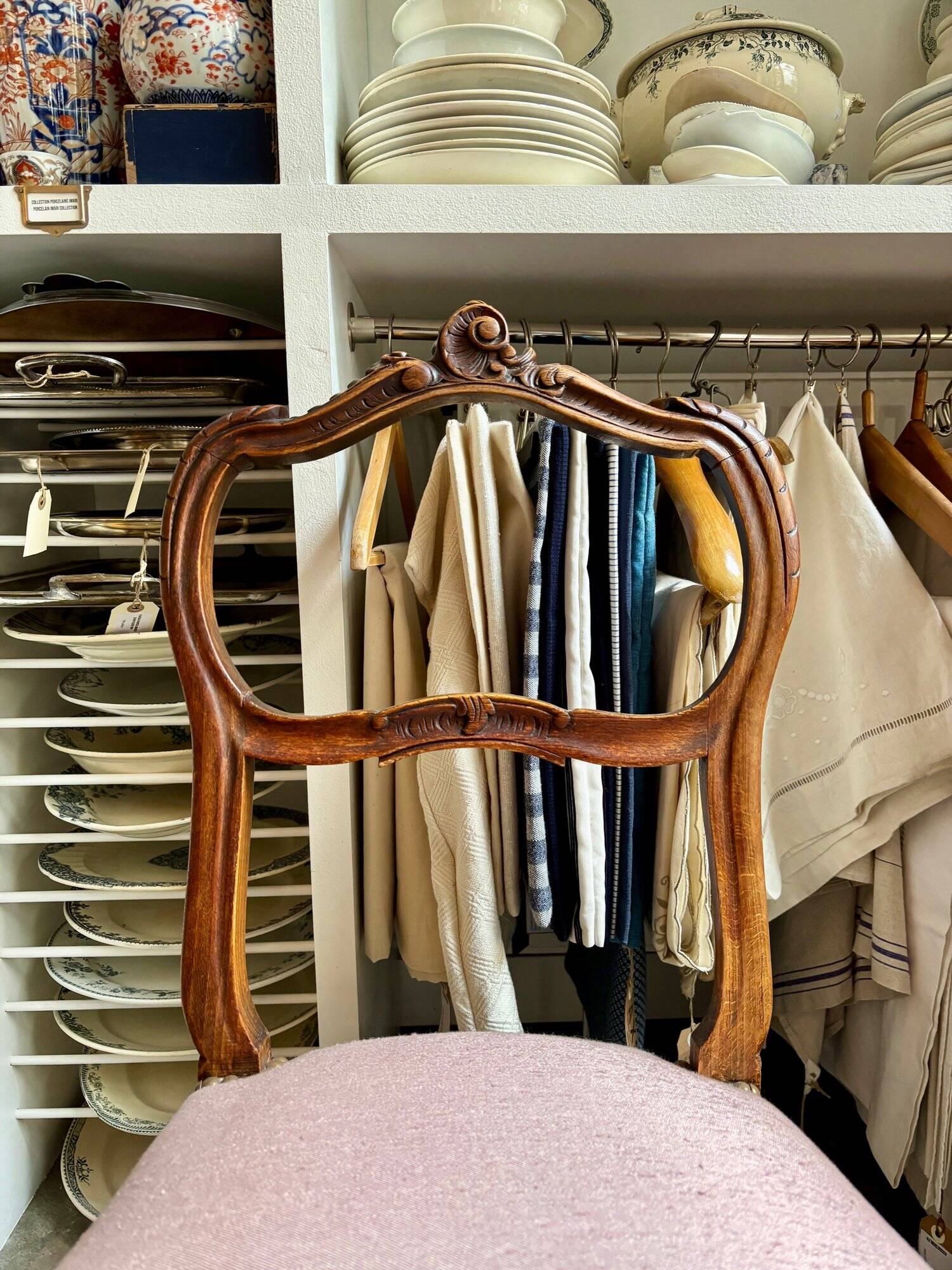 Chaise en bois ciselé et tissu rose poudré