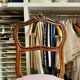 Chaise en bois ciselé et tissu rose poudré