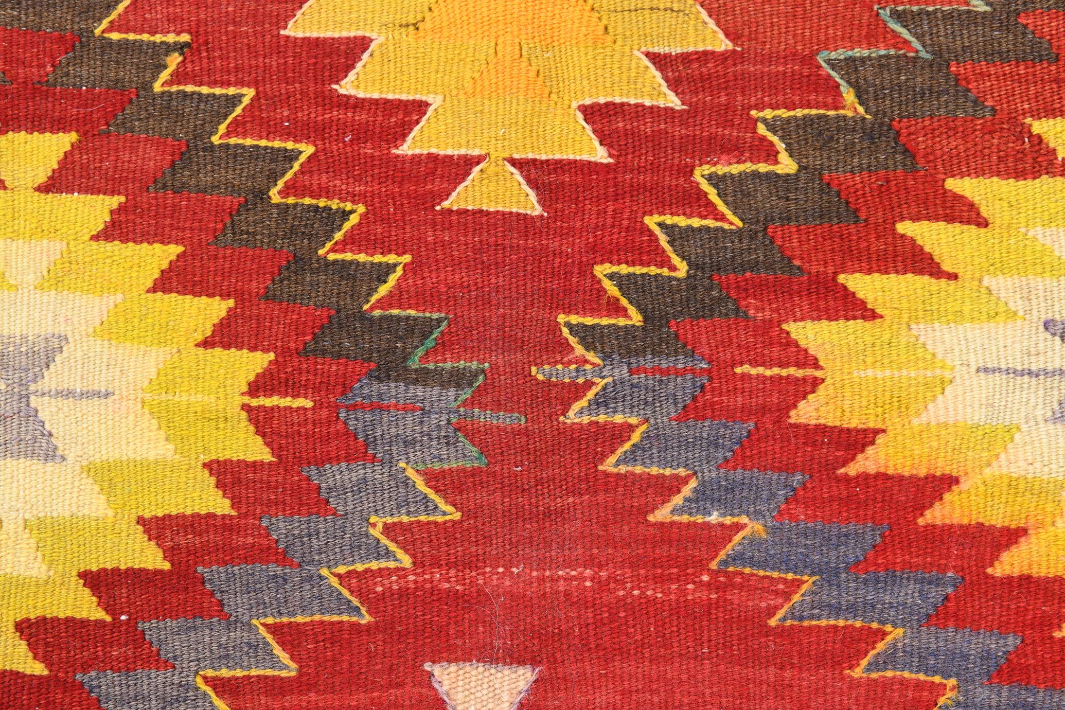 Tapis Kilim vintage en laine rouge clair et jaune 5x8, 155x245 cm