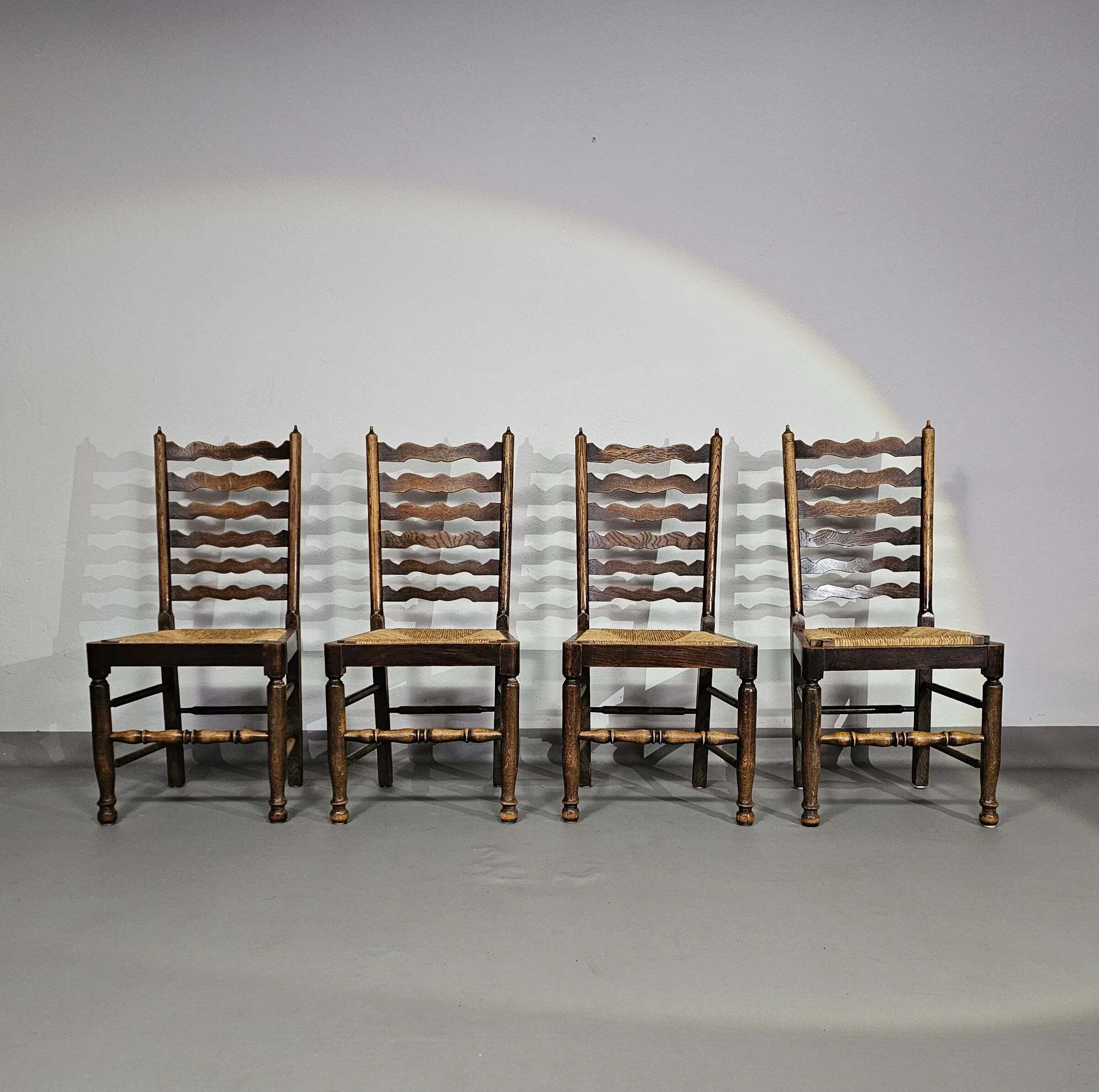 Ensemble de 4 chaises de salle à manger en chêne, rustiques, de ferme, à dossier en échelle avec sièges en jonc, années 1960