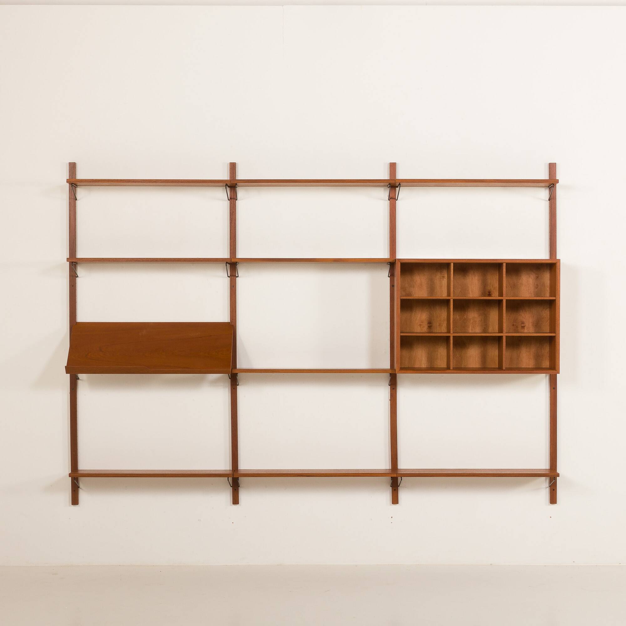 Meuble mural scandinave en teck du milieu du siècle avec étagère d'exposition, Danemark