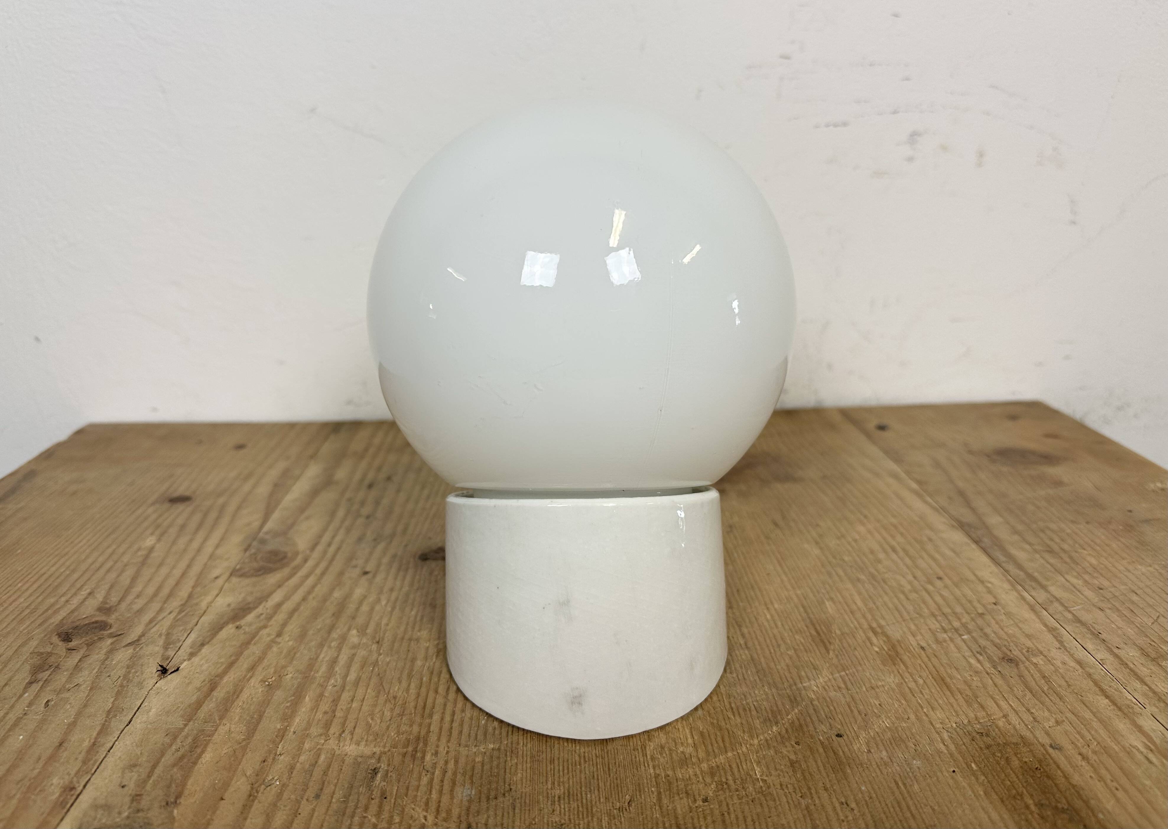 Applique murale vintage en porcelaine blanche, années 1970