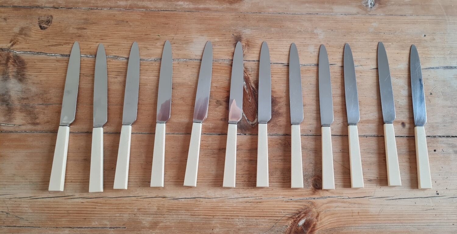 Set de 12 couteaux en bakélite et inox