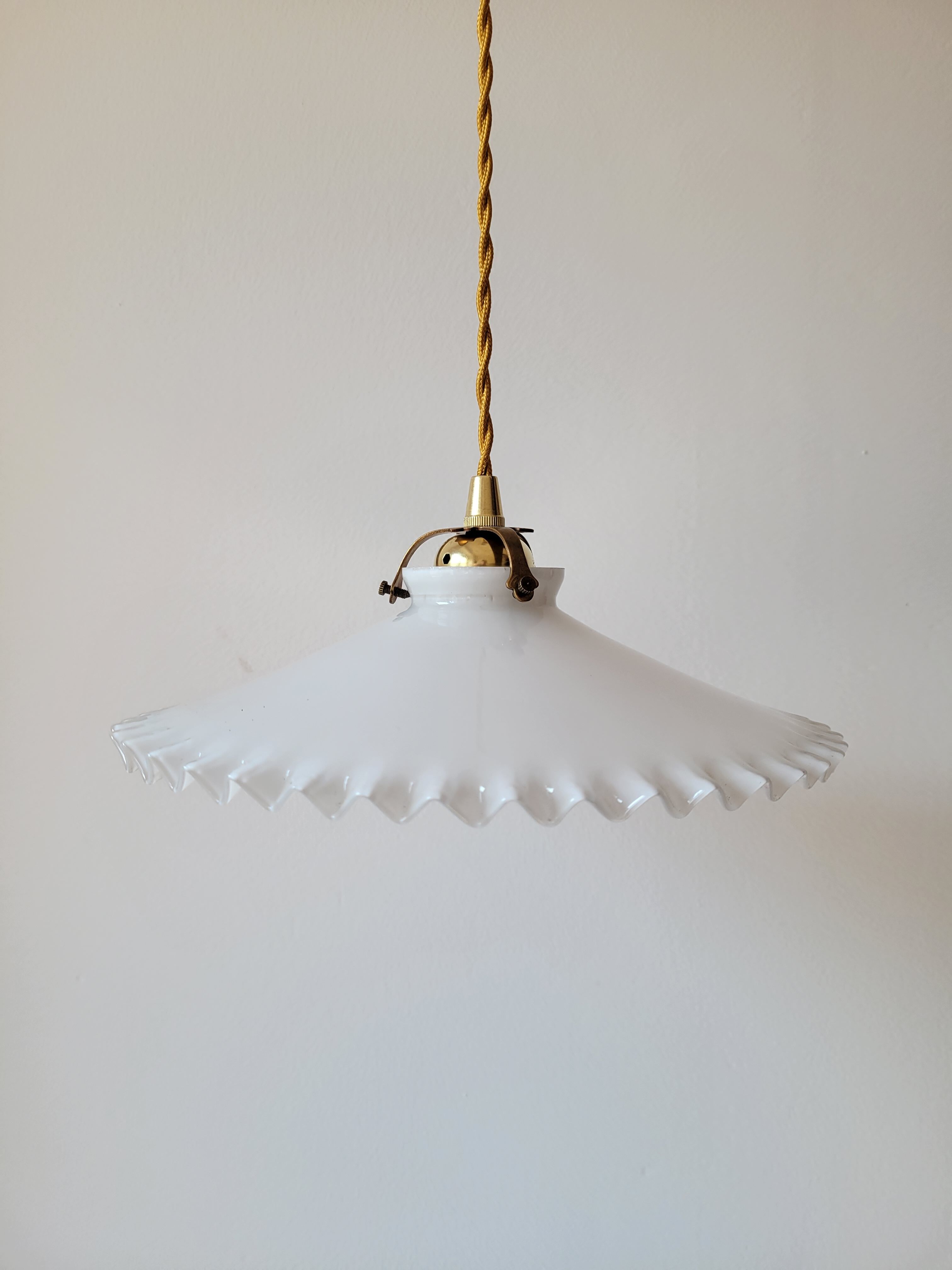 Serrated opaline suspension