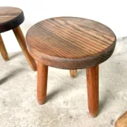 Série de 3 tabourets tripodes en hêtre, années 60