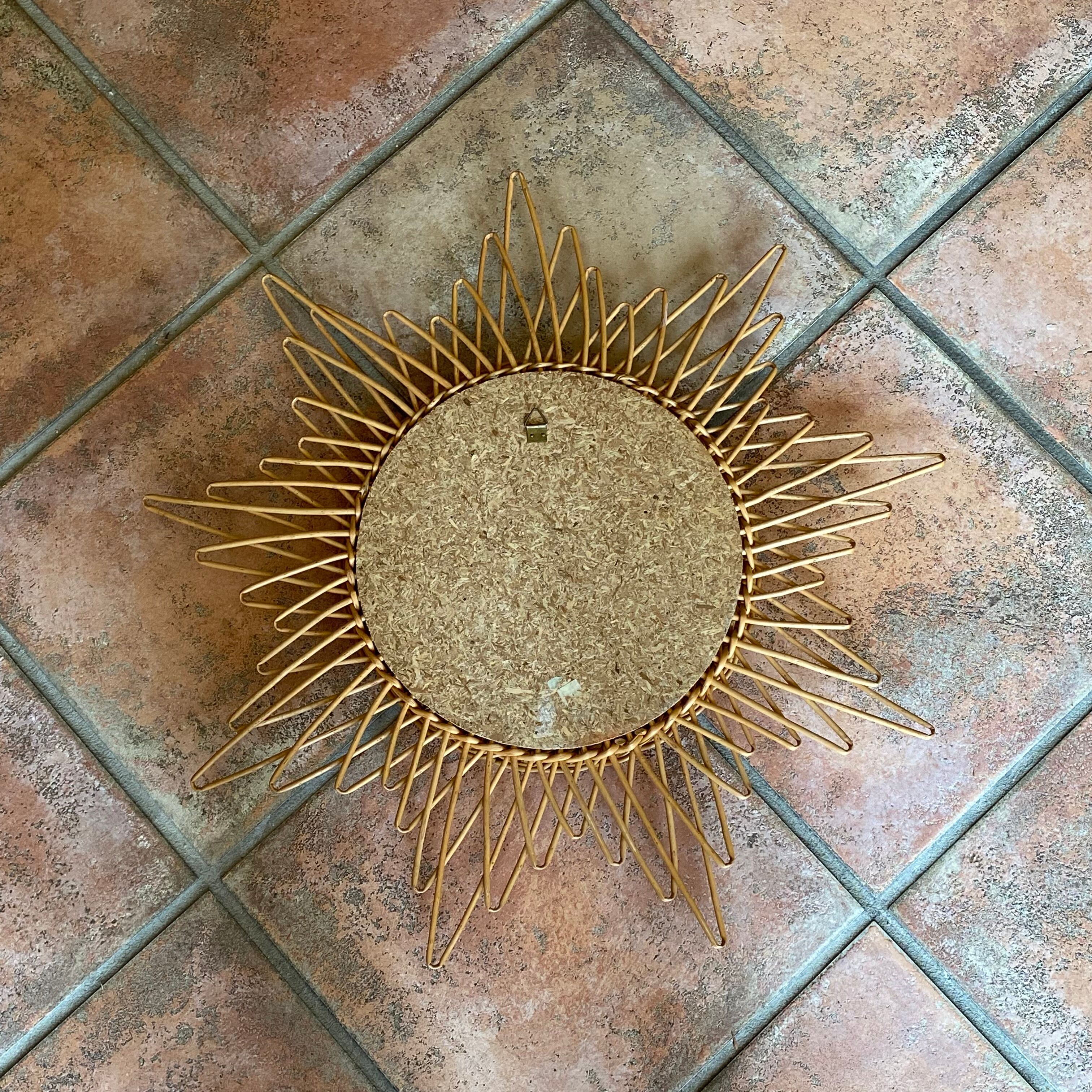 Mirror sun in braided rattan.