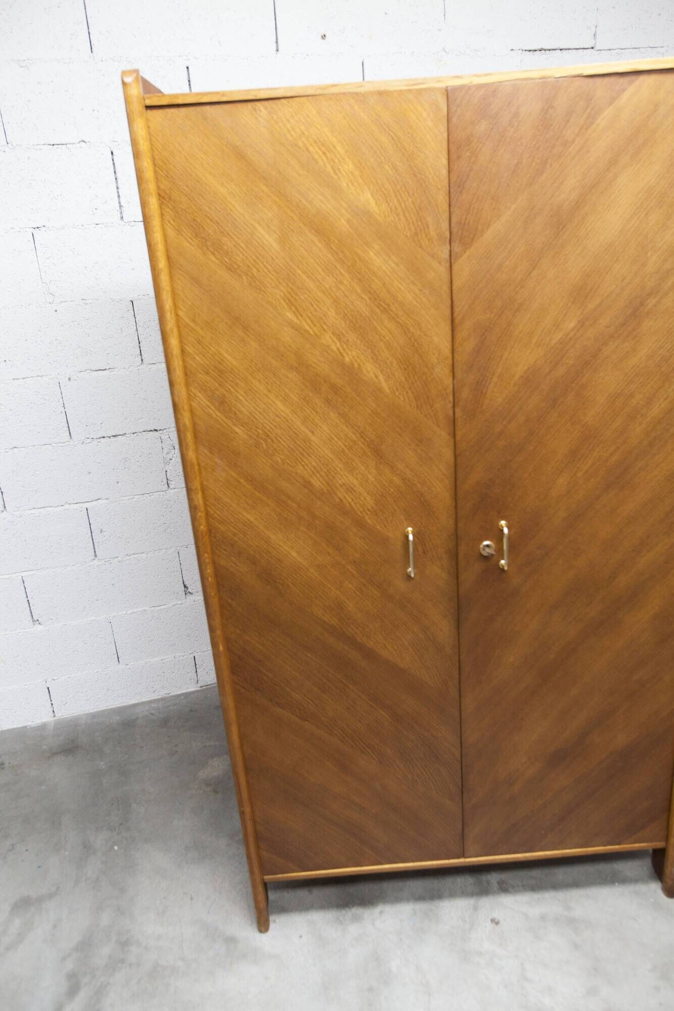 1950s Mid-Century Modern oak wardrobe with 2 doors and 2 drawers.