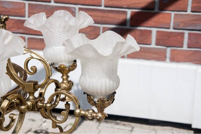 Grand lustre en laiton, Europe occidentale, milieu du XXe siècle.