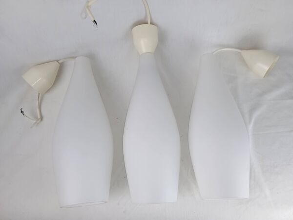 Ensemble de trois suspensions en verre opalin blanc Holmegaard