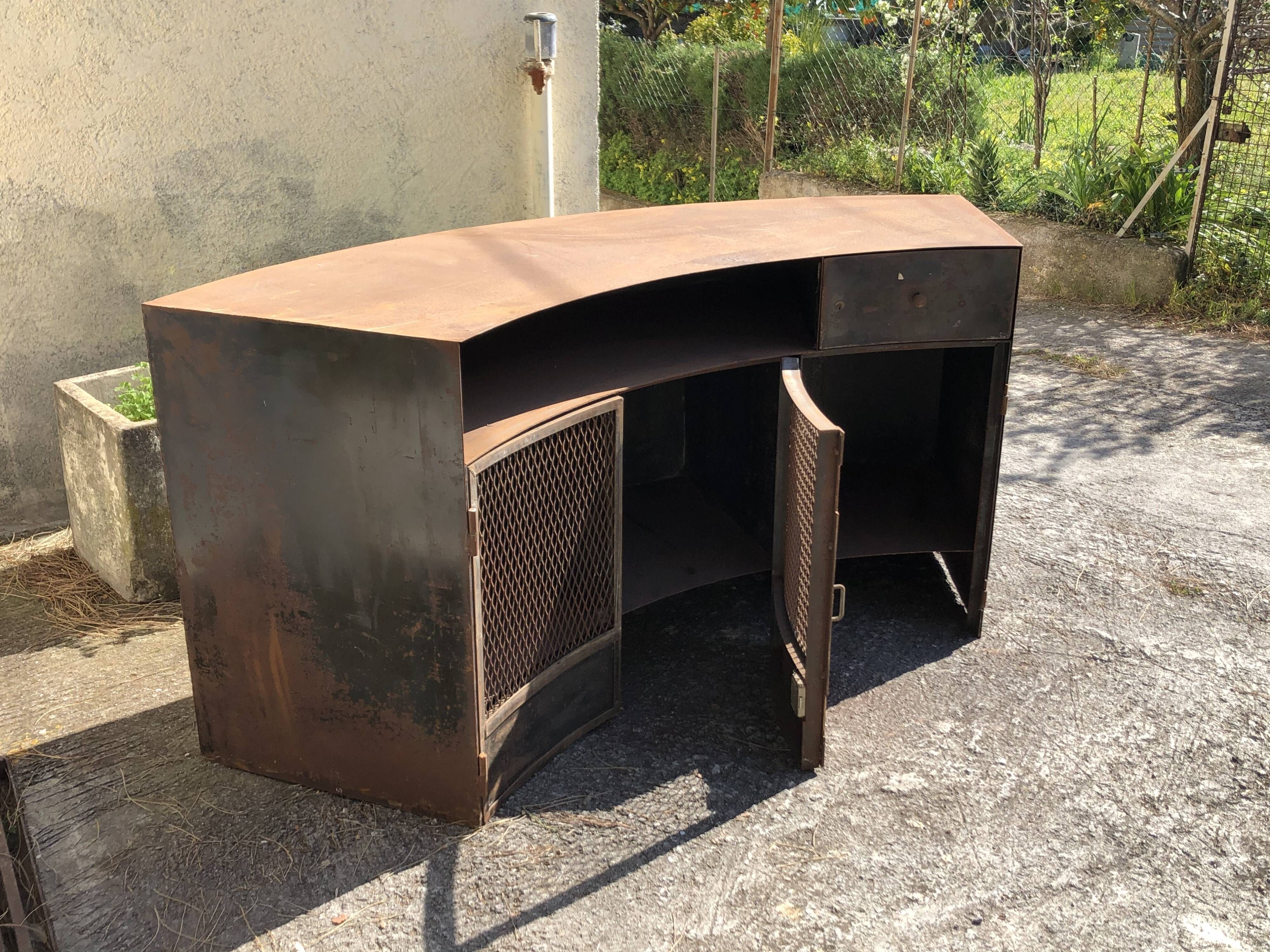 Meuble comptoir industriel en métal et fer forgé