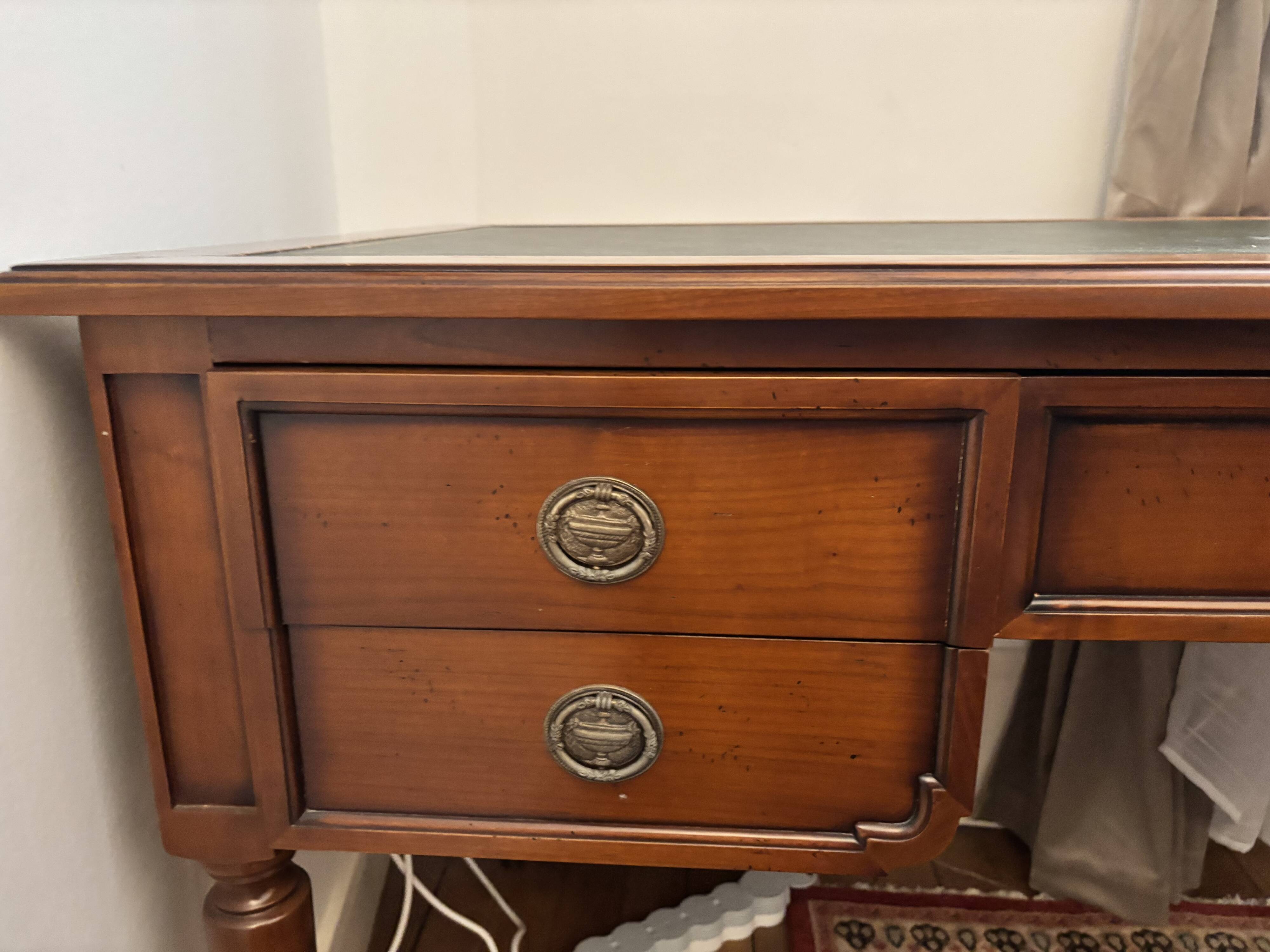 Louis XVI desk in wood and leather