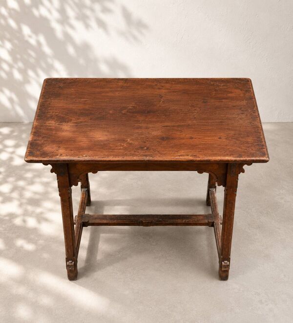 Table d'appoint ou petite table de présentation ancienne en bois massif.