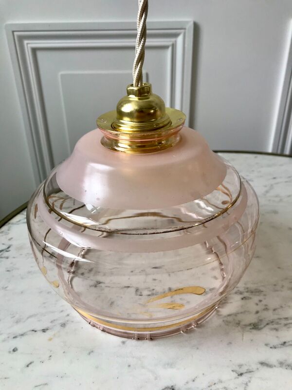 Paire de suspensions en verre rose et liseré doré années 50-60