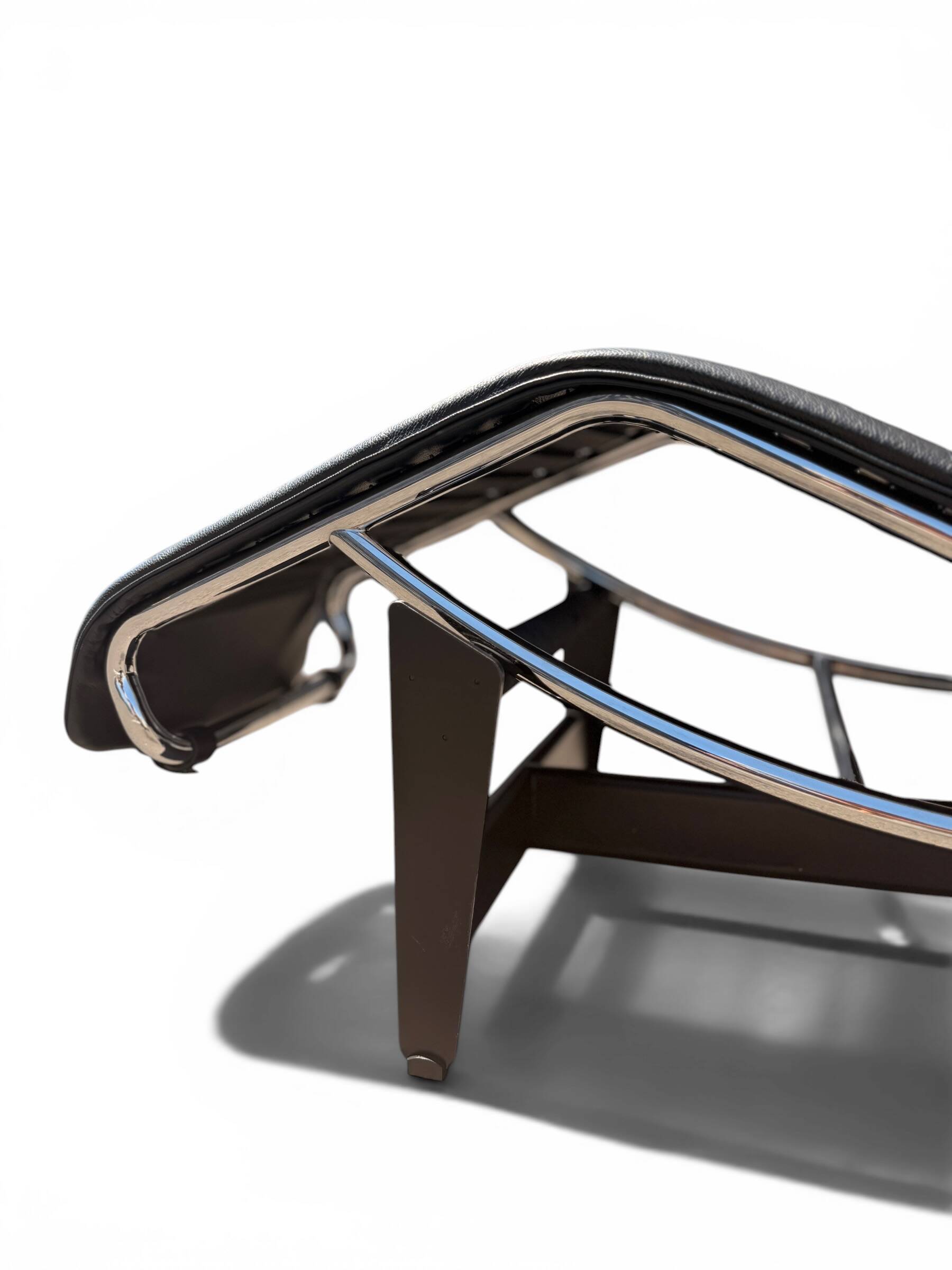 Chaise Longue LC4 Le Corbusier for Cassina — Original Black Leather (No. 114715)