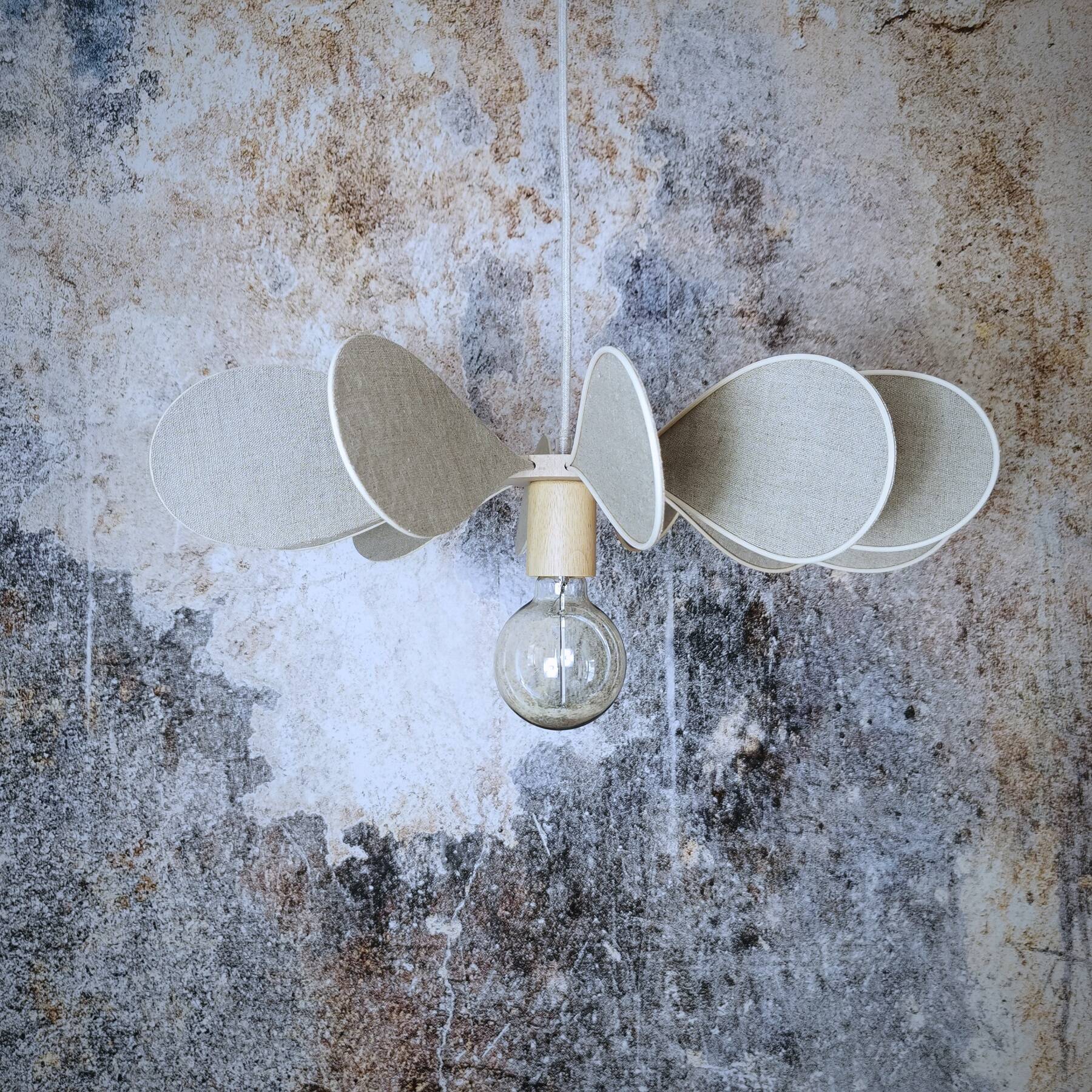 12-blade propeller suspension in rattan and natural linen