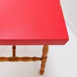 Small side table with turned legs and red top - Josco, made in Belgium - 1950s