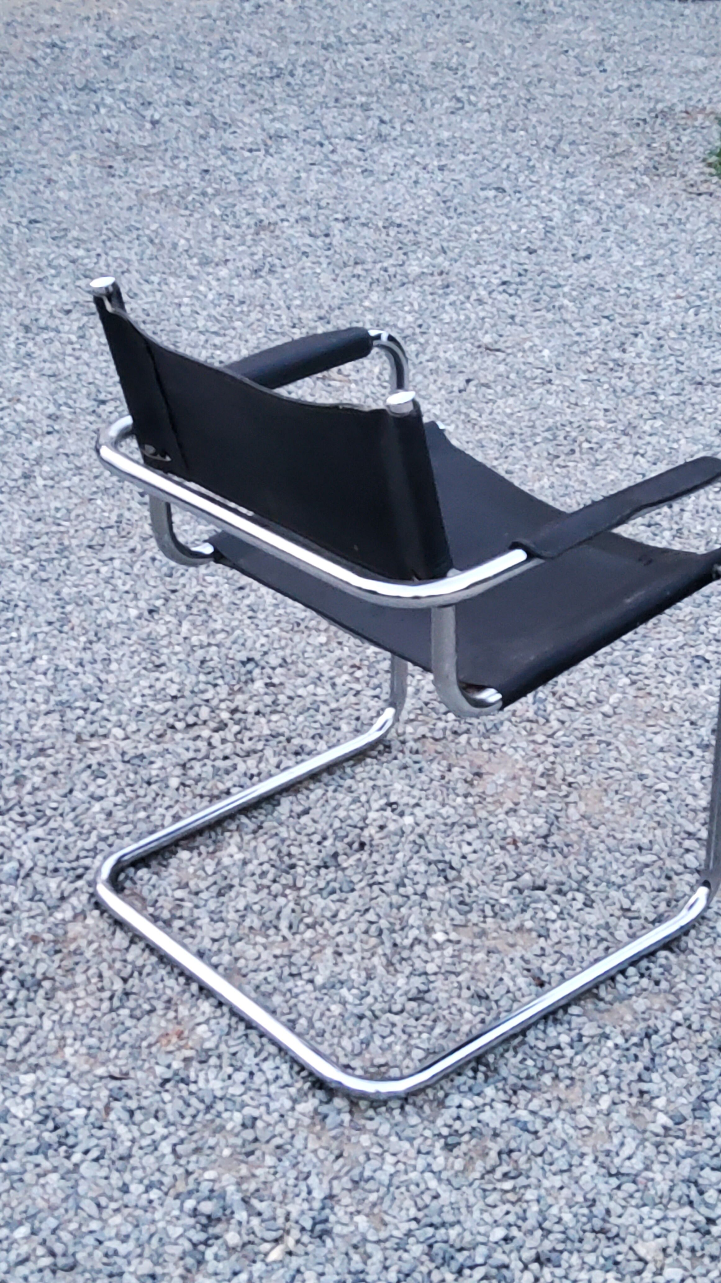 Fauteuil style MG5 tubes chromés assise et dossier cuir noir