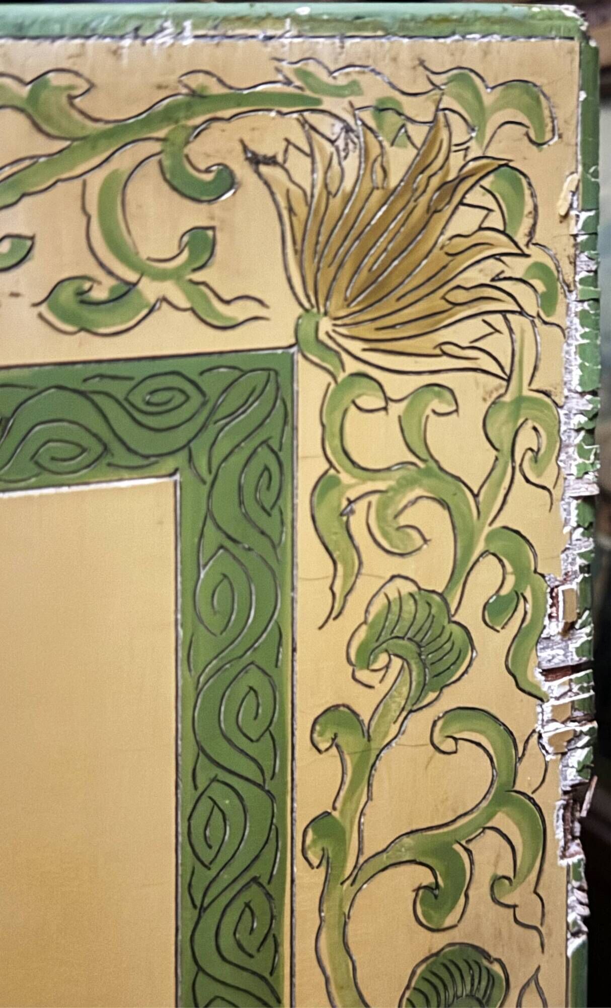 Chiffonnier en bois peint de style chinoisant