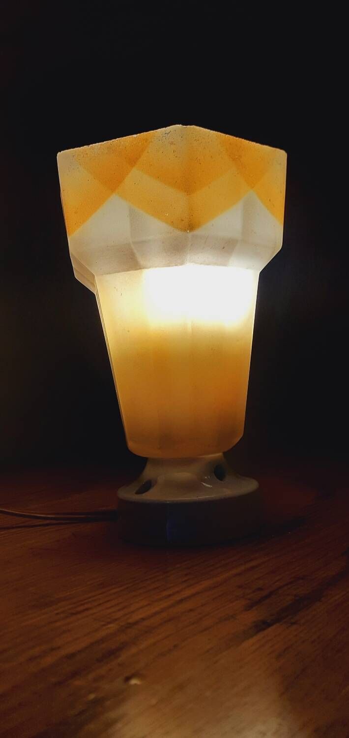 Art Deco wall lamp in porcelain and sandblasted glass, 1940s
