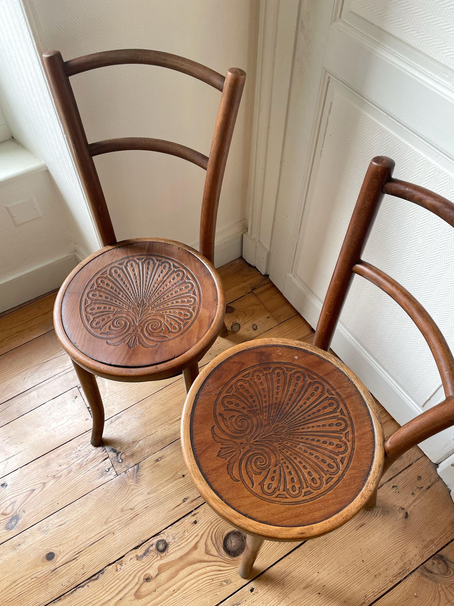 Lot 2 wooden Thonet bistro chairs