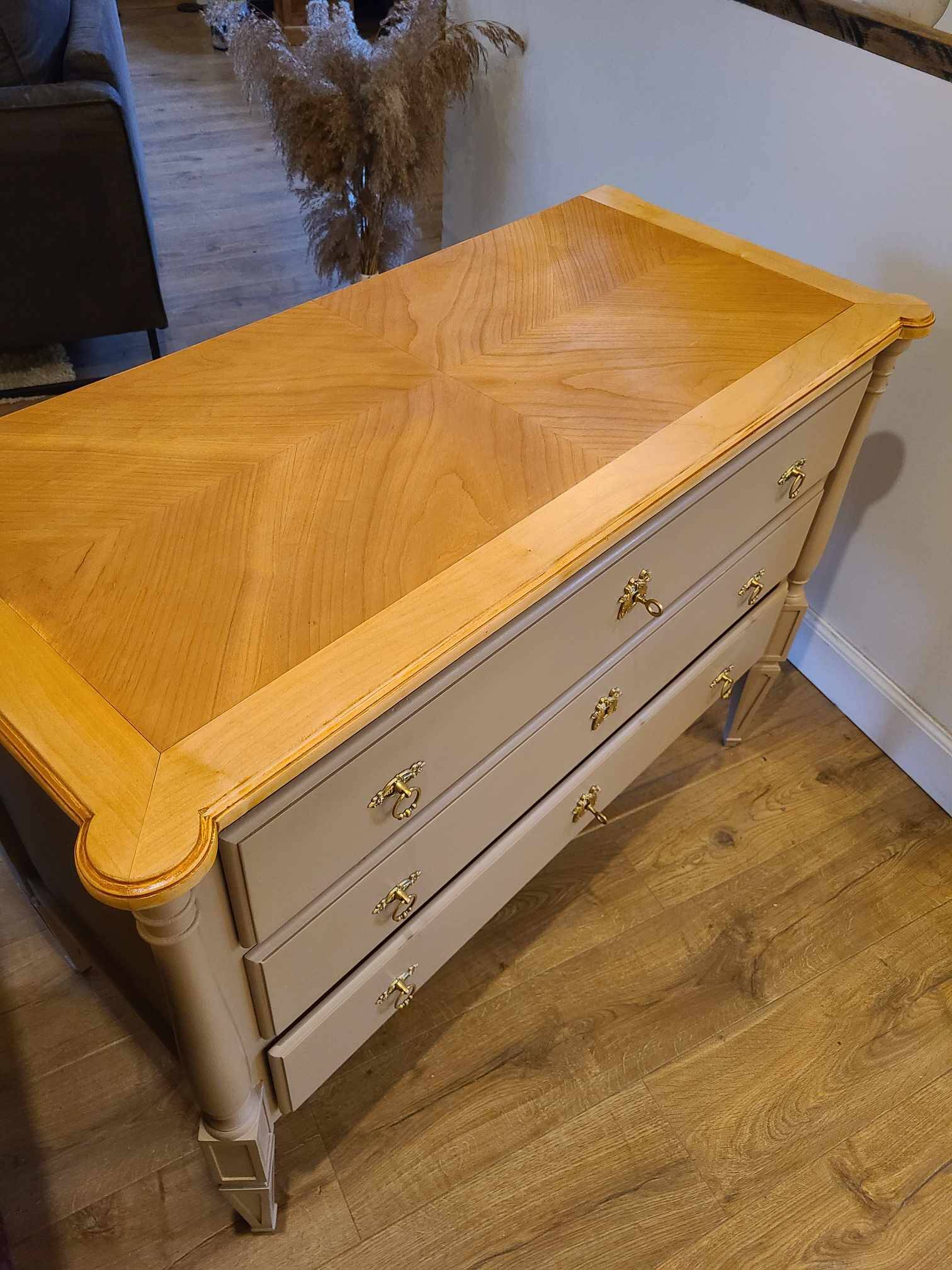 Commode en bois peint