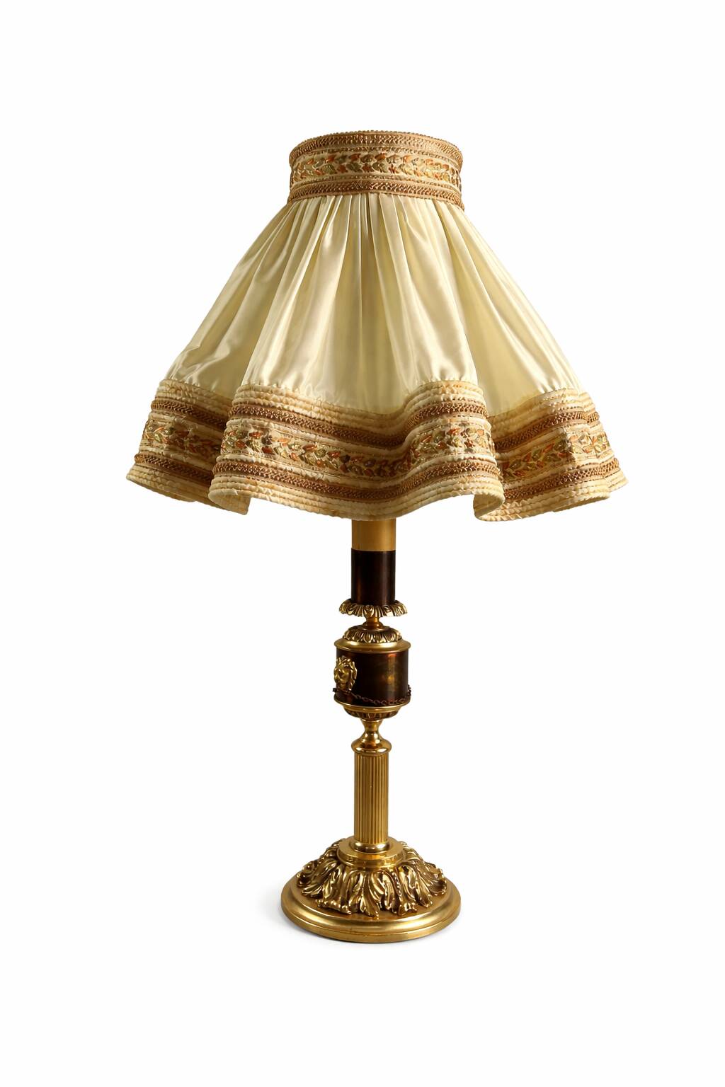 Empire style table lamp with lion heads – gilded bronze and pleated shade