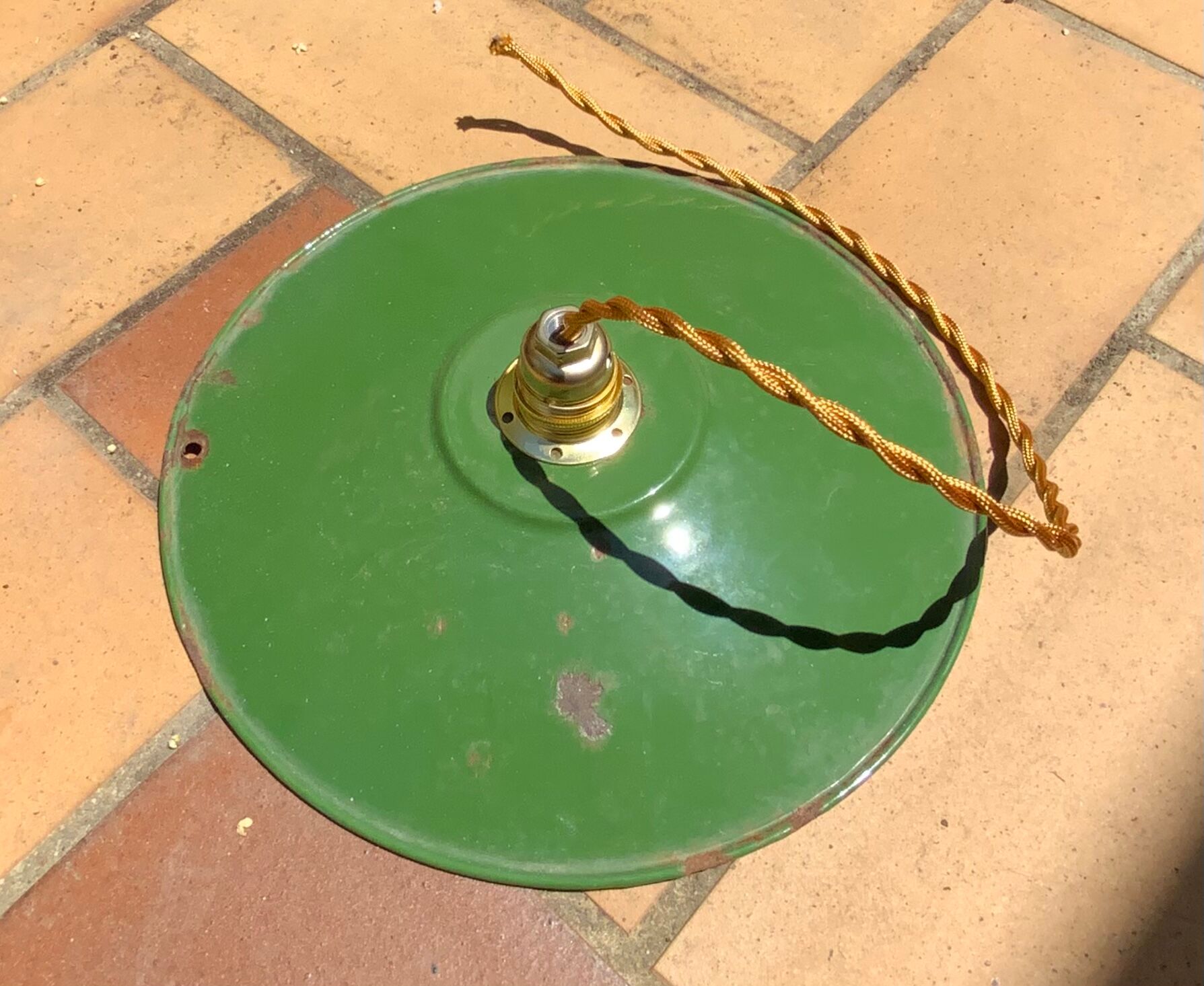 Suspension duo in green and white enamelled sheet metal new gold threads and socket