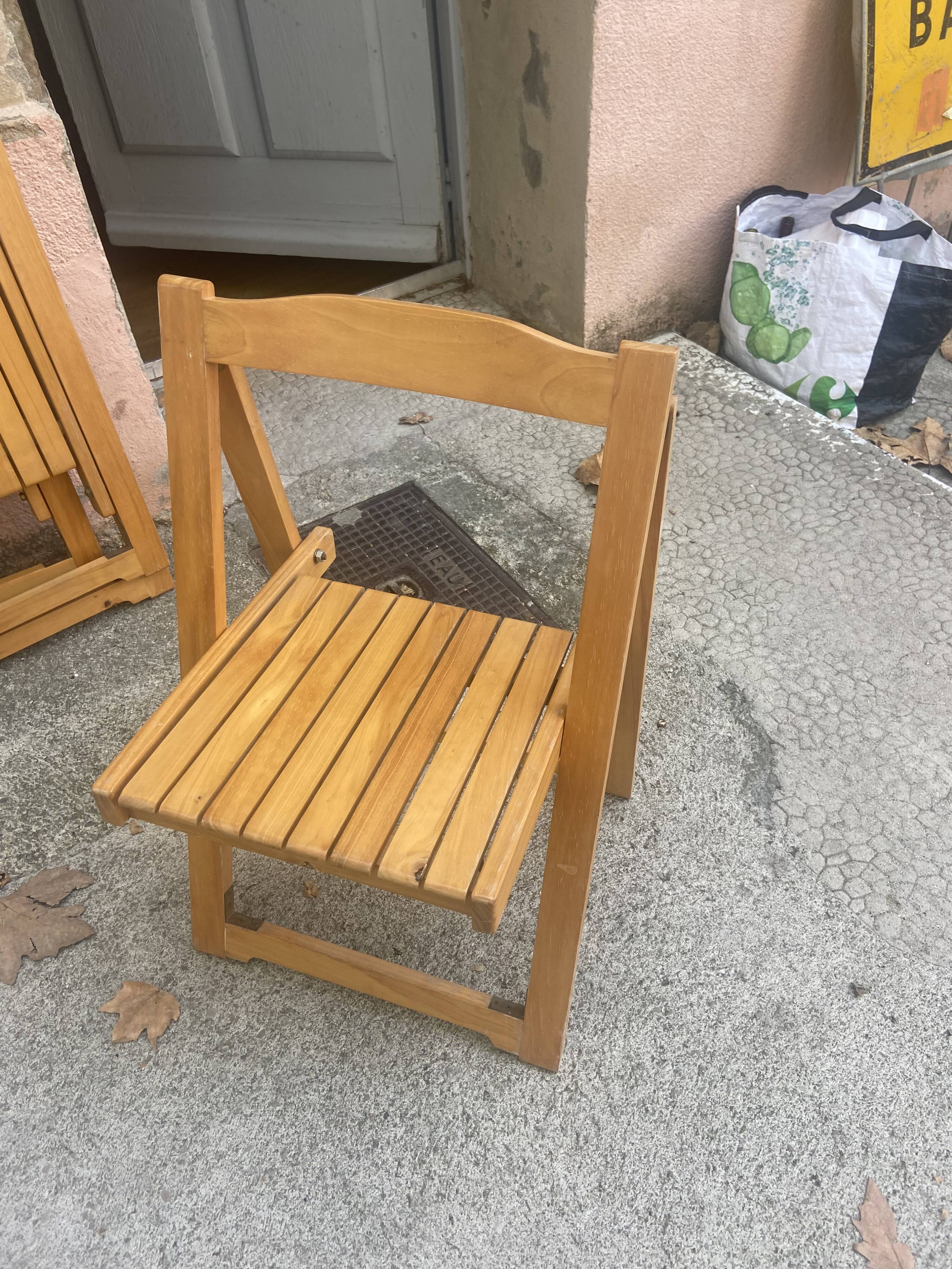 Series of 4 vintage wooden folding chairs
