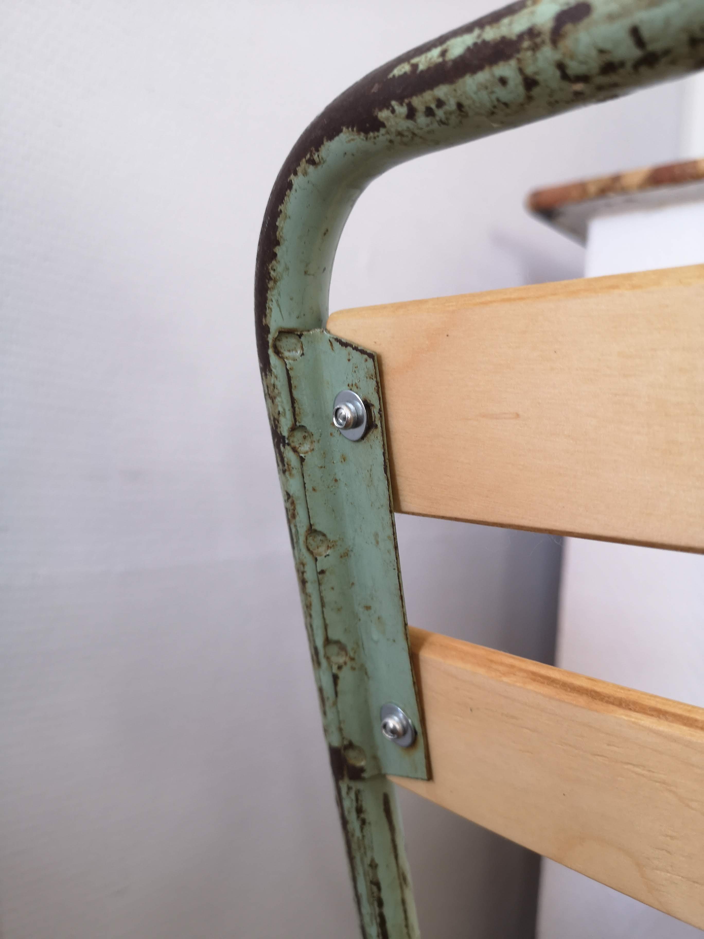 Set of 6 green folding chairs