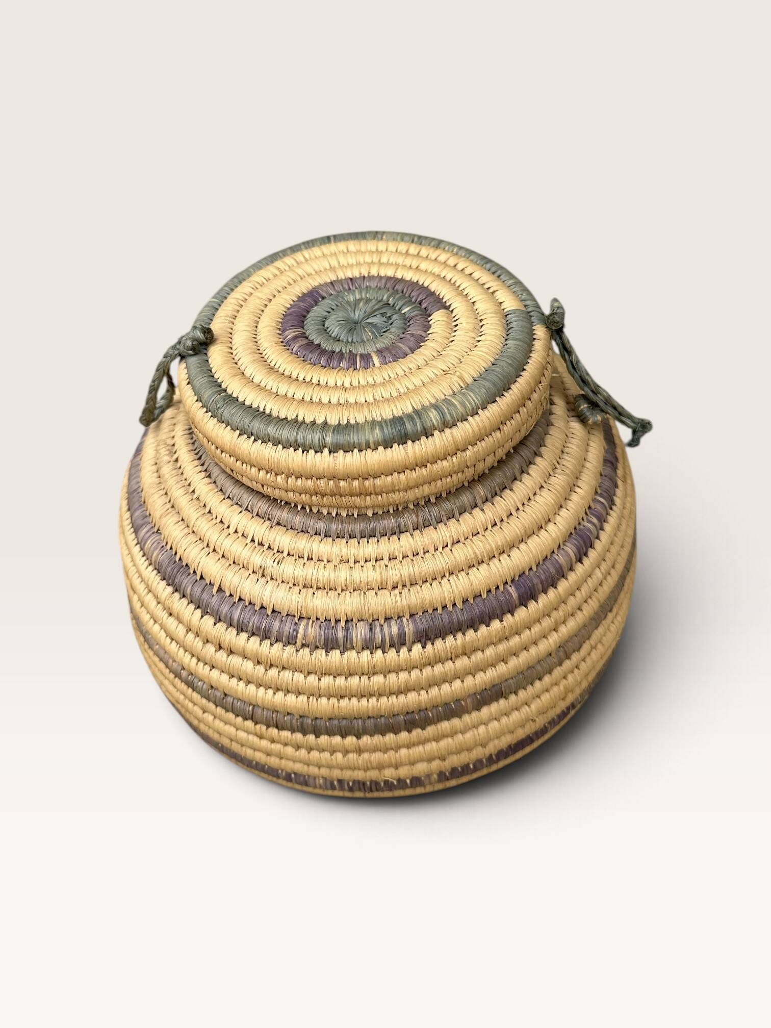 Panier couvert d'artisanat africain