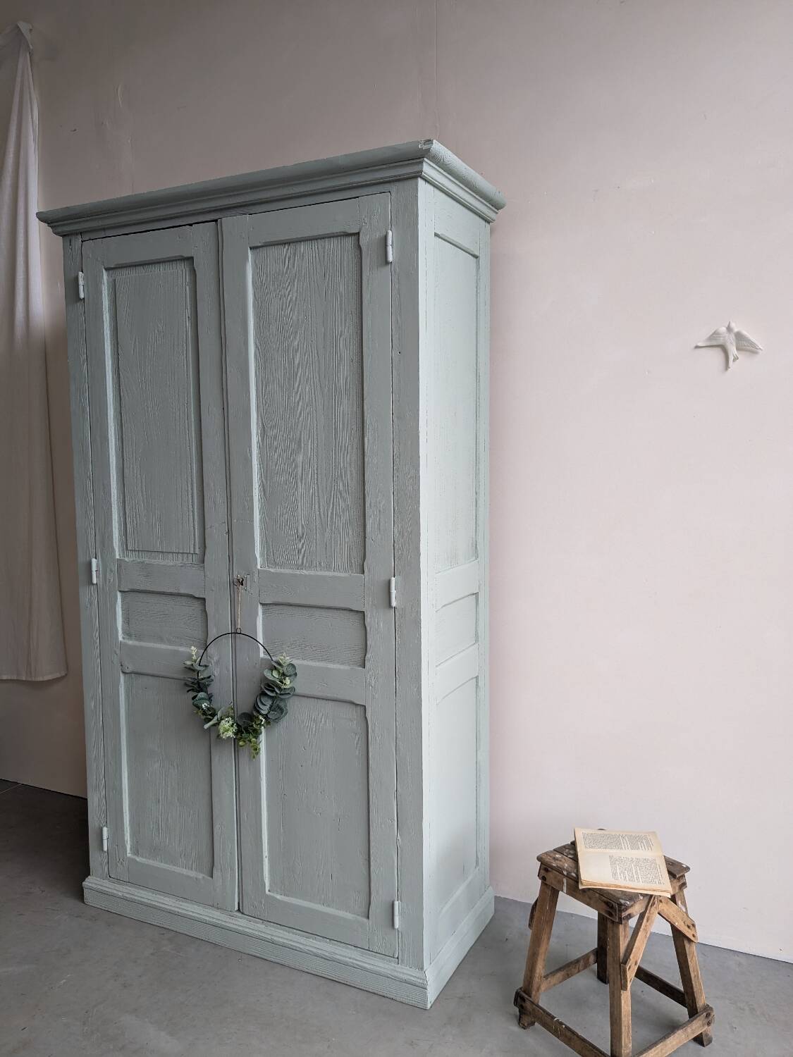 Armoire parisienne