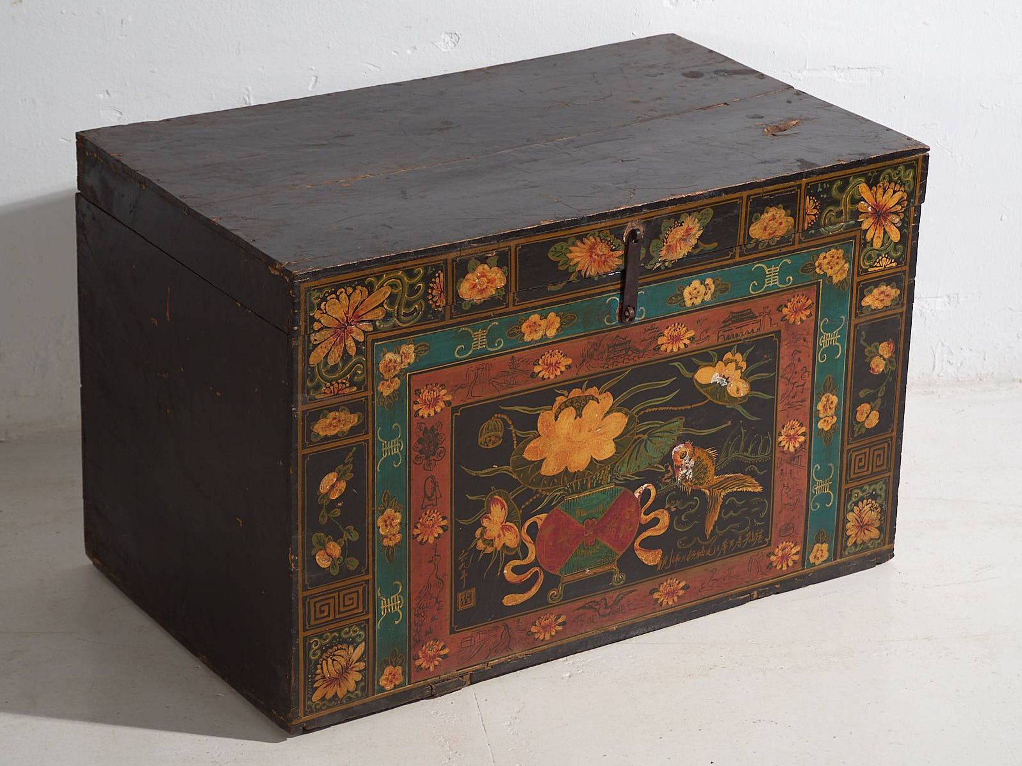 Malle chinoise ancienne de couleur foncée avec des motifs floraux (c.1900) #2