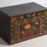 Malle chinoise ancienne de couleur foncée avec des motifs floraux (c.1900) #2
