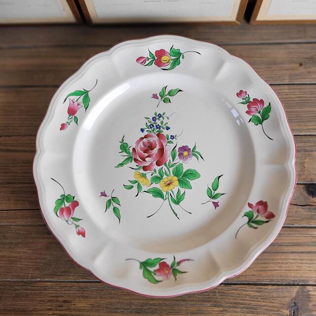 Large round dish KG Lunéville Reverbère, earthenware from the East, floral decoration.