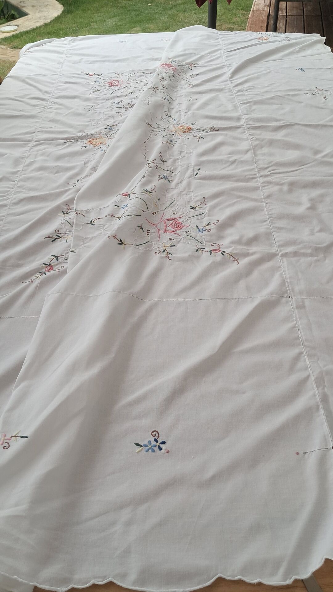 Antique hand-embroidered tablecloth with floral patterns and Richelieu cutwork – 160 x