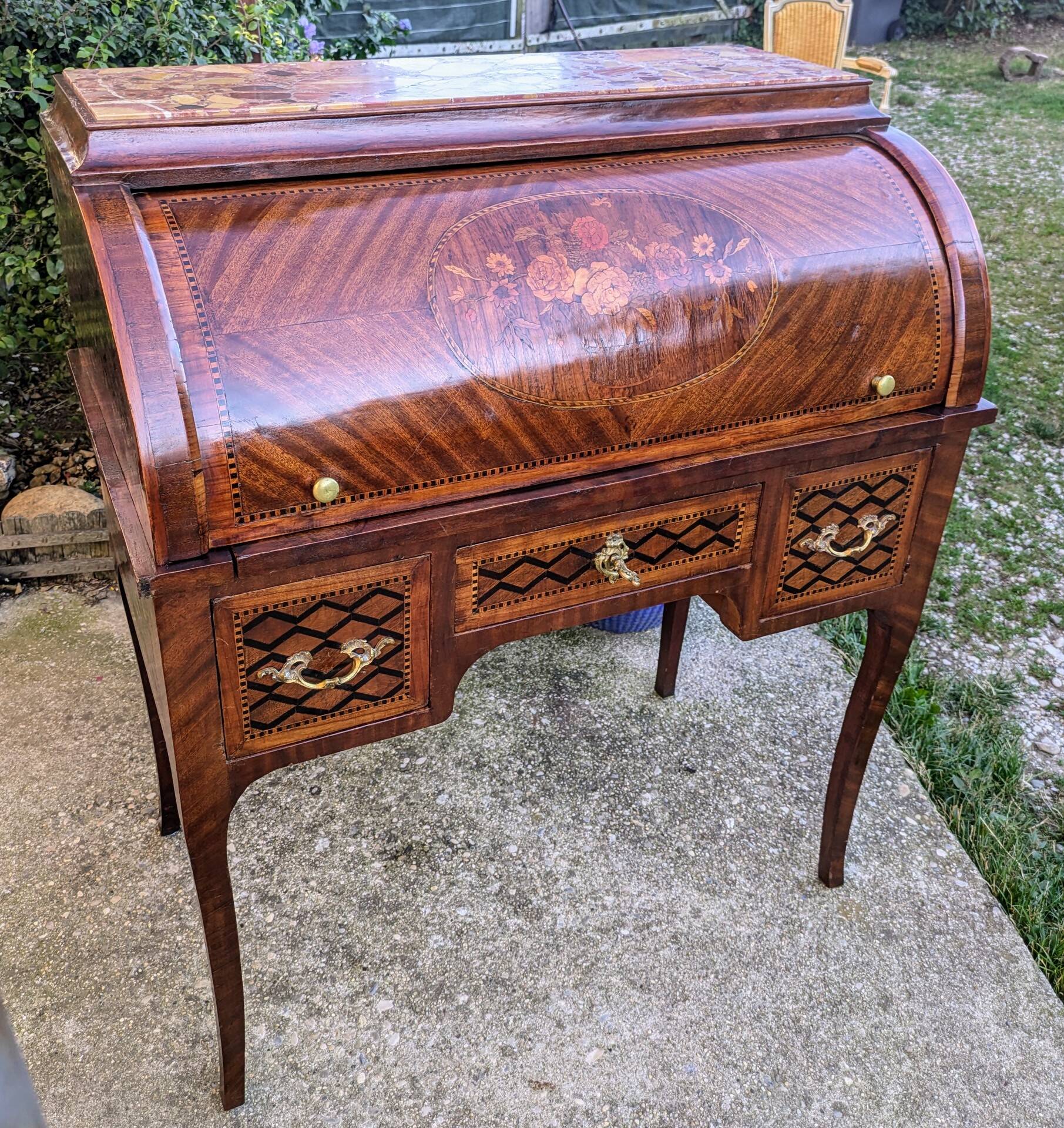 Cylinder desk and marquetry from the end of the 19th century