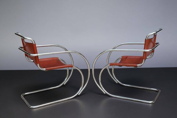 Paire de fauteuils en cuir et chrome modèle MR20  par Ludwig Mies van der Rohe