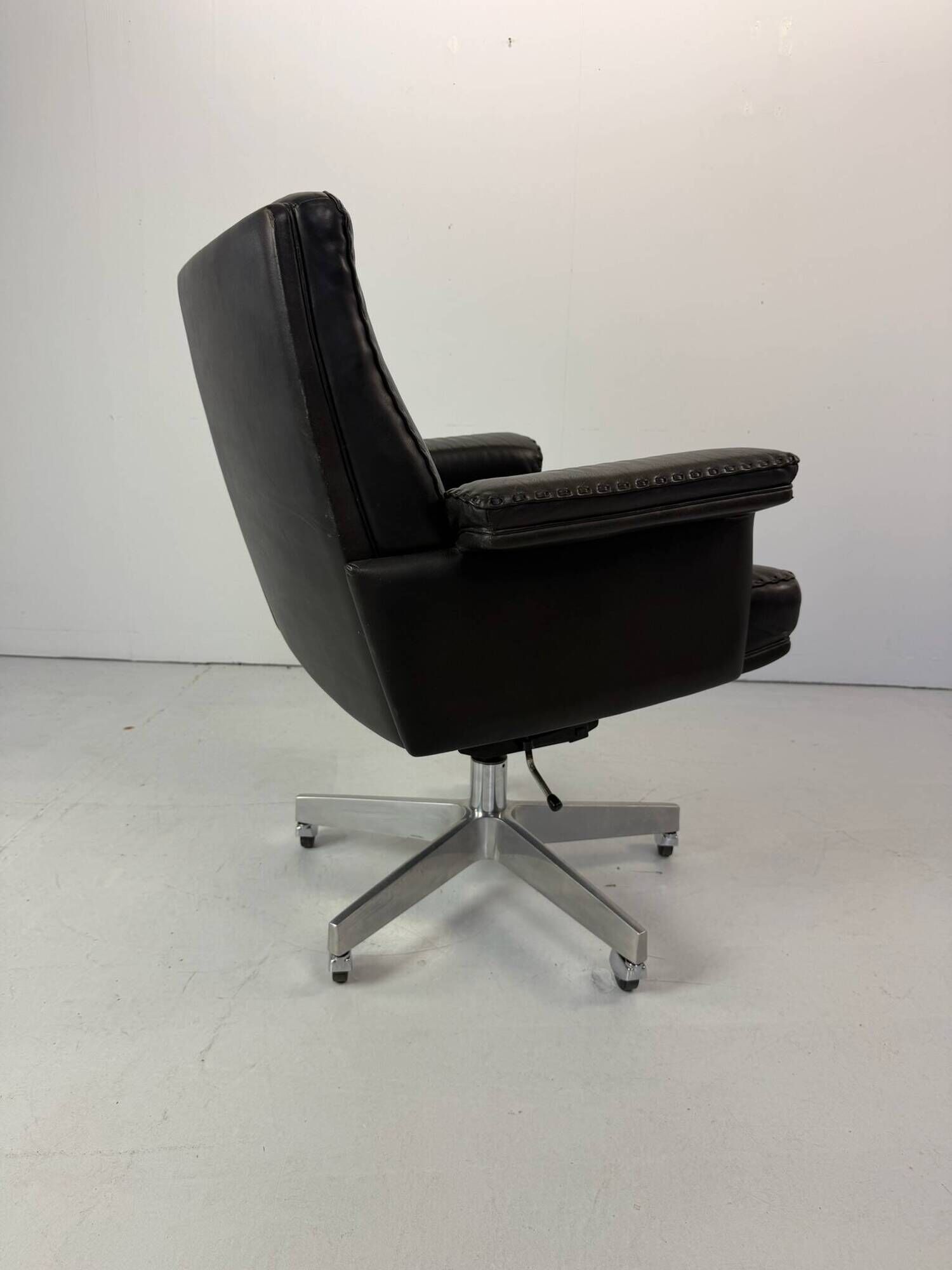 Vintage Leather Swivel Armchair De Sede DS 35, Switzerland, 1970s