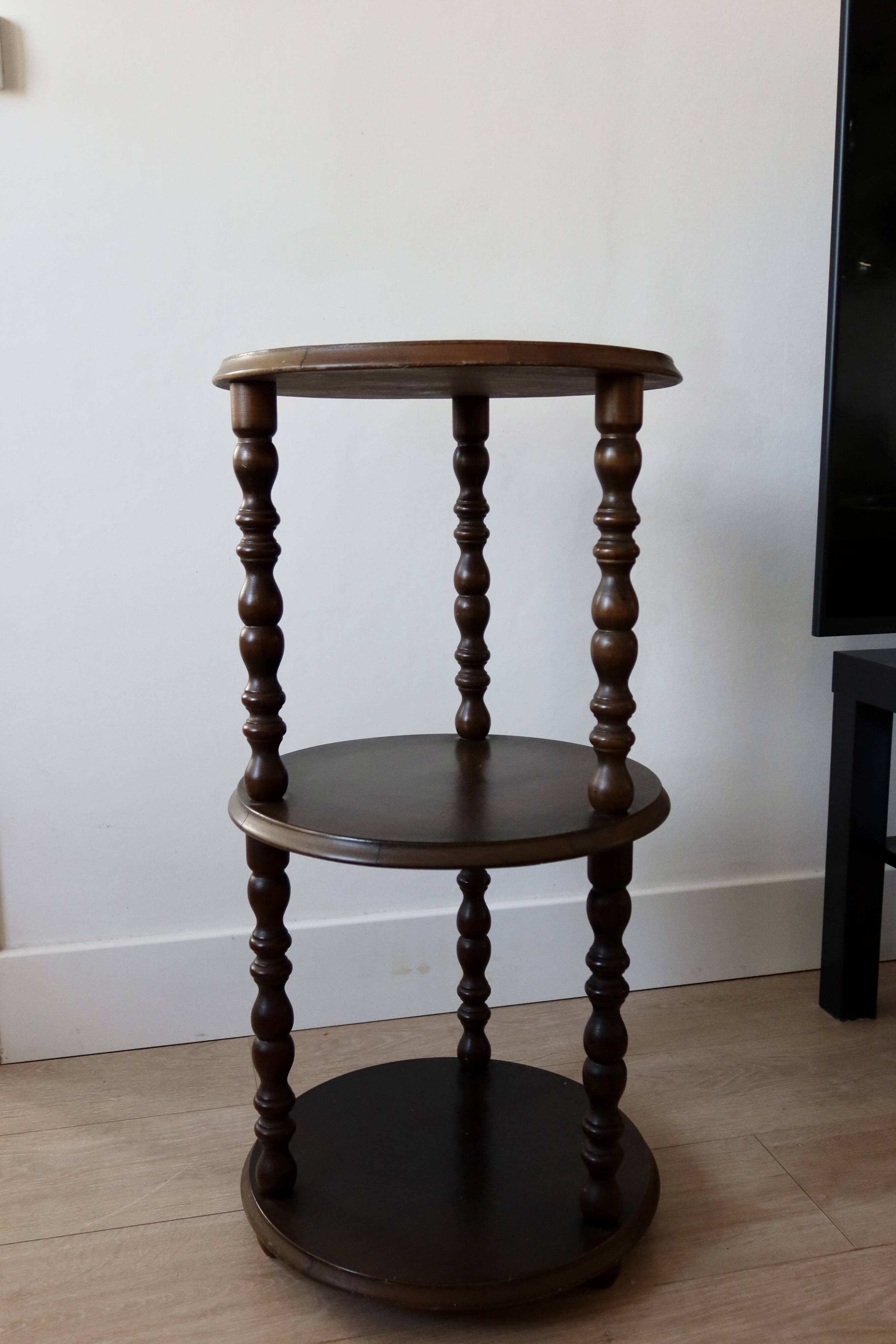 Table d’appoint vintage en bois tourné à trois niveaux meuble ancien style