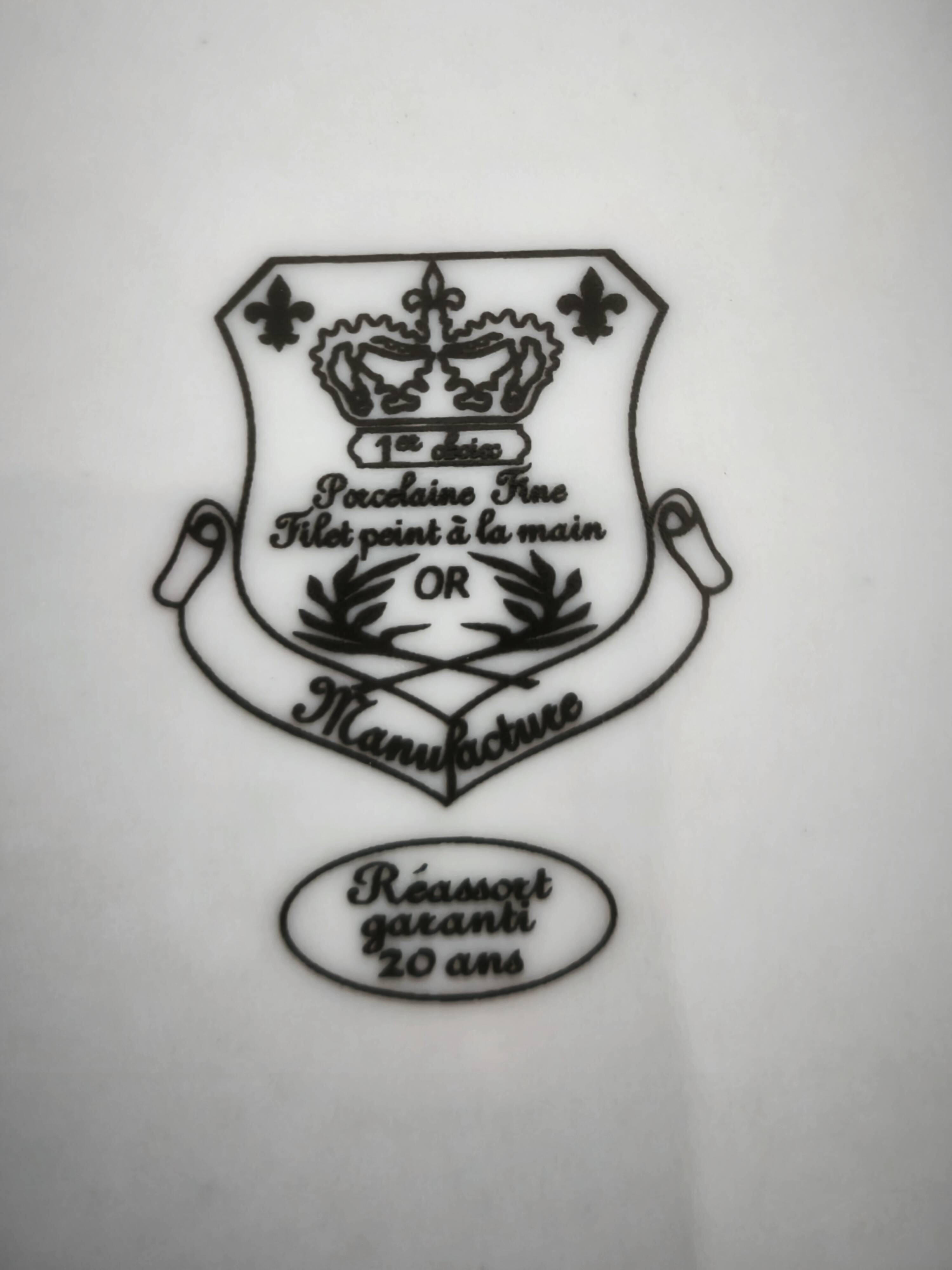 12 deep plates in porcelain with double gold trim.