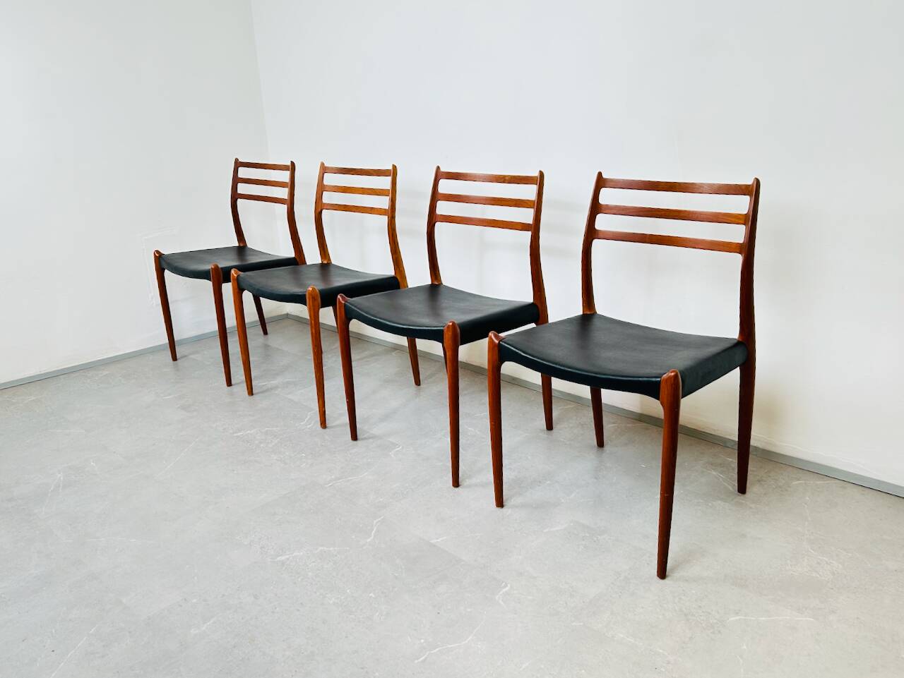 Ensemble de 4 chaises modèle 78 en teck et cuir par Niels O. Møller