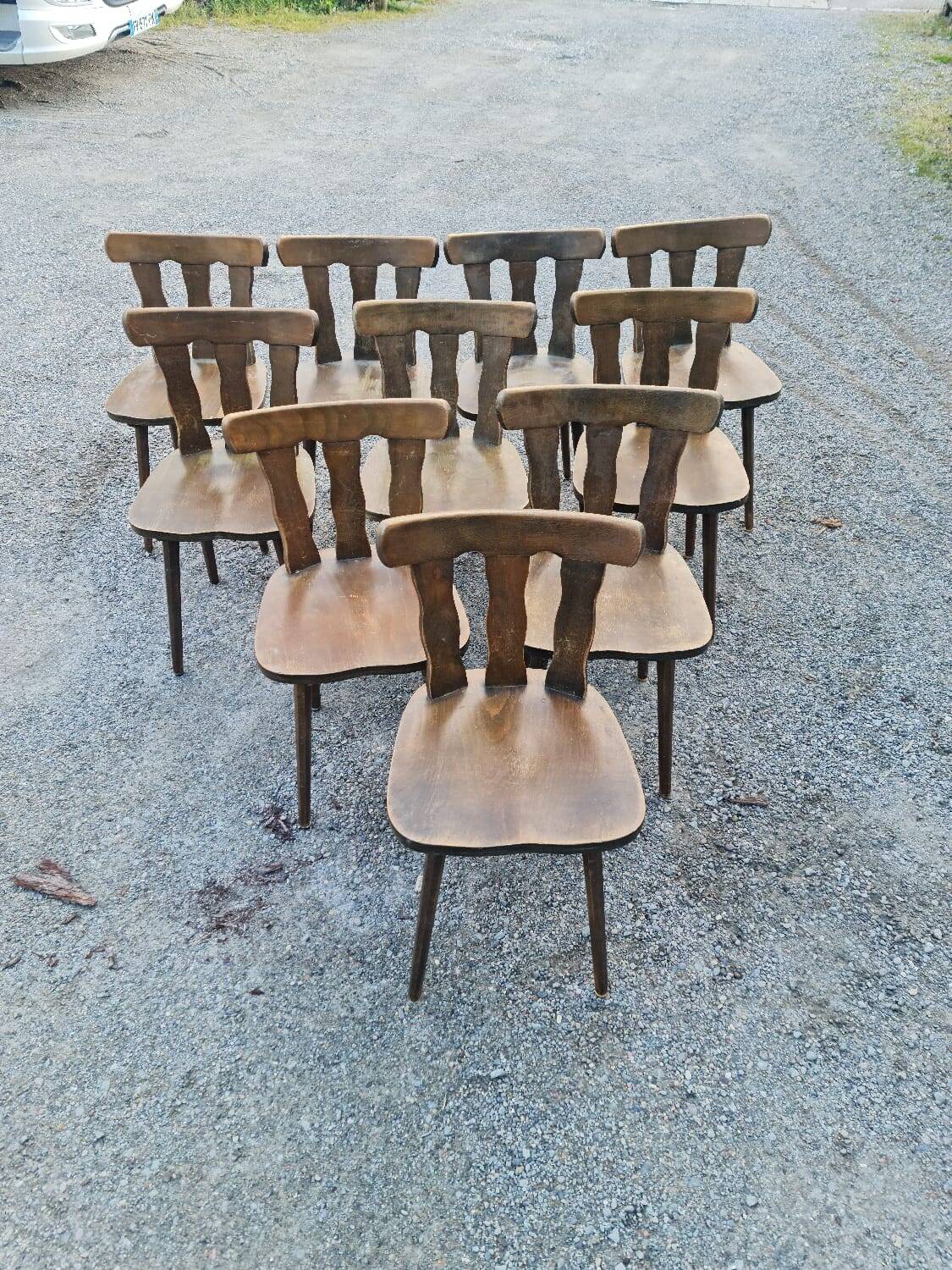 Serie de 10 chaises bistrot vintage en bois massif